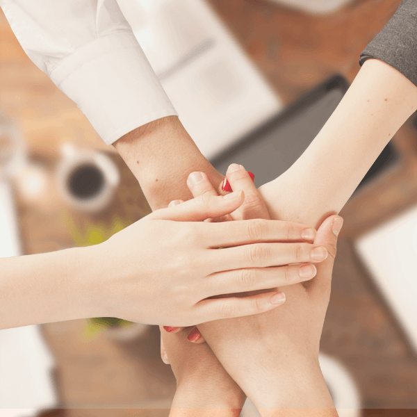 手を組んで一致団結している様子