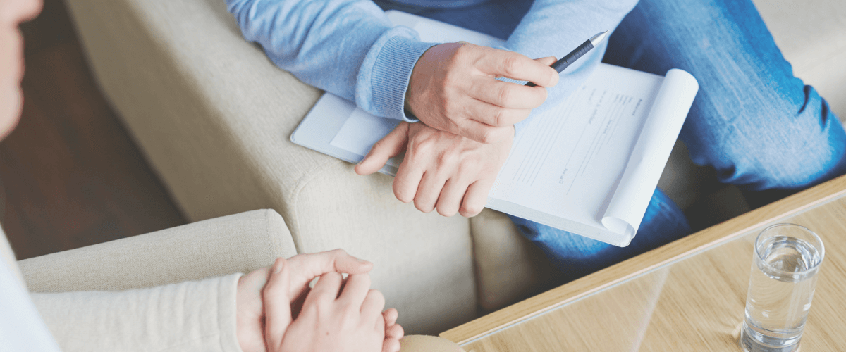 お客様のお話を伺っている人