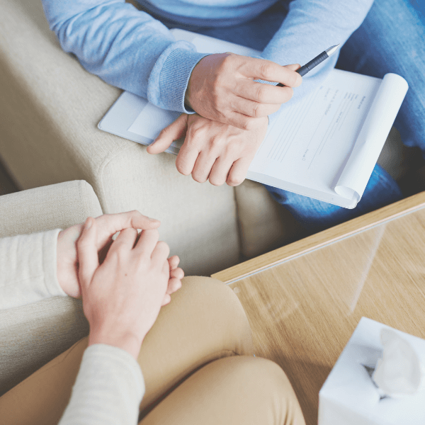 お客様のお話を伺っている人