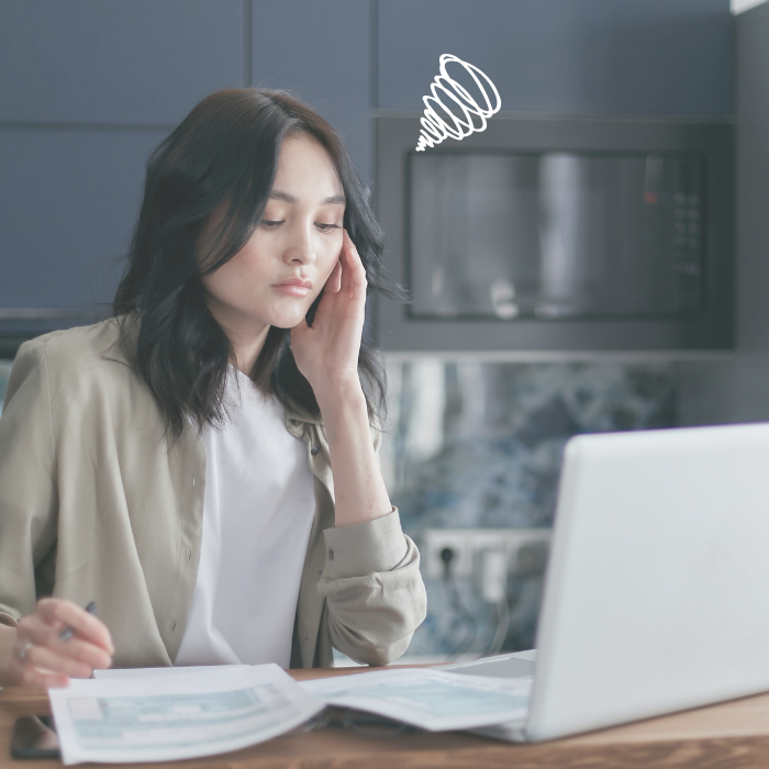 悩んでる女性