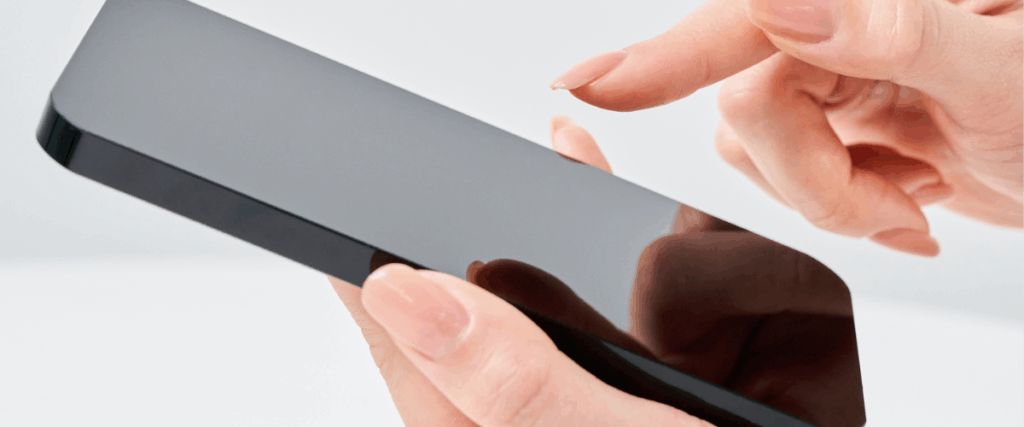 スマホ触っている画像