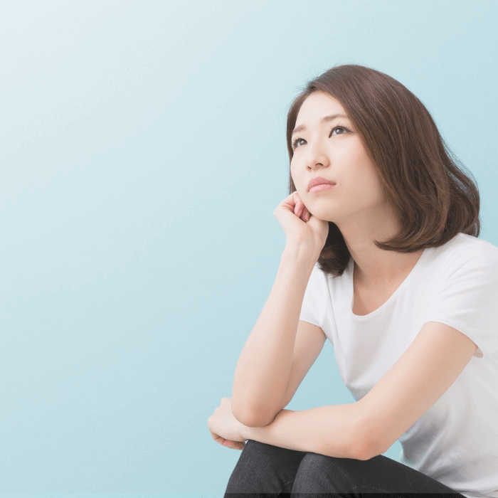 悩んで思いふけっている女性