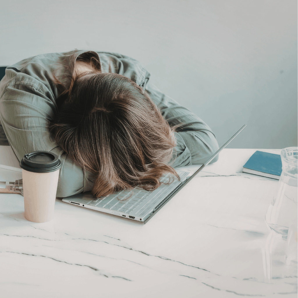 仕事で疲弊している女性
